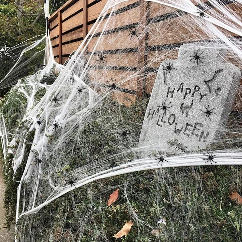 Telaraña blanca elástica con arañas